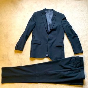 Egara 40 Long dark grey suit white stripe. Matching pants come with.